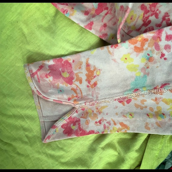LAST CHANCE Gilly Hicks floral leggings and VS Pink tshirt set - Picture 4 of 6